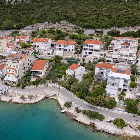 Emina Sa Privatnim Parkingom