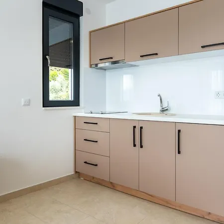 Emina Sa Privatnom Plazom I Parkingom Πανσιόν