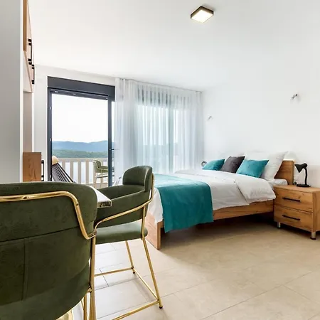 Emina Sa Privatnom Plazom I Parkingom