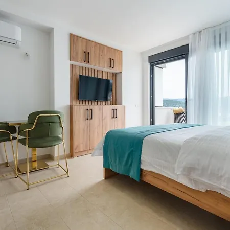 Emina Sa Privatnom Plazom I Parkingom Πανσιόν