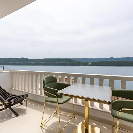 Emina Sa Privatnom Plazom I Parkingom Neum