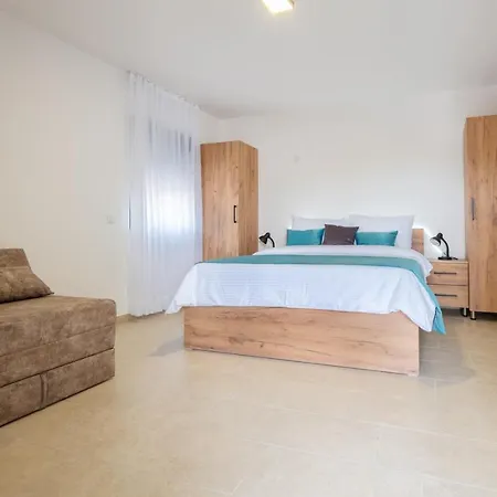 Πανσιόν Emina Sa Privatnom Plazom I Parkingom 3*