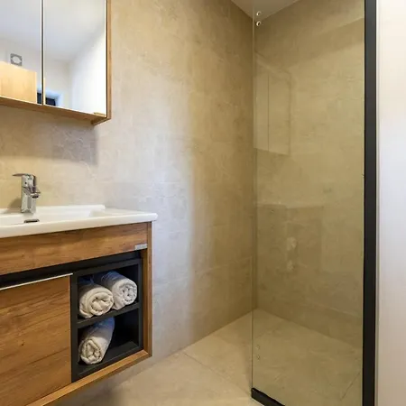 Emina Sa Privatnom Plazom I Parkingom Guest house *