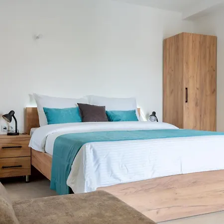 Πανσιόν Emina Sa Privatnom Plazom I Parkingom