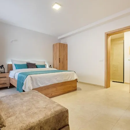 Emina Sa Privatnom Plazom I Parkingom Neum