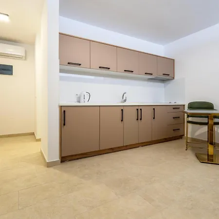 Emina Sa Privatnom Plazom I Parkingom Guest house