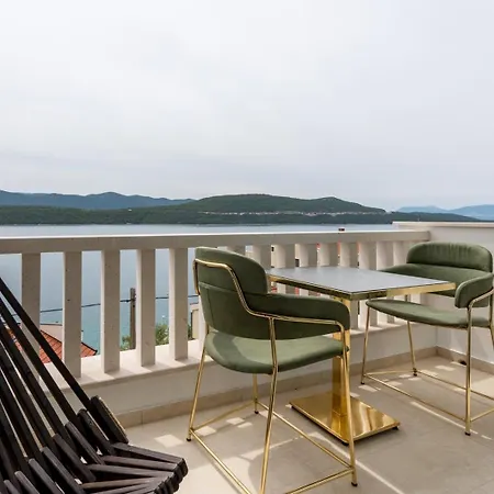 Emina Sa Privatnom Plazom I Parkingom