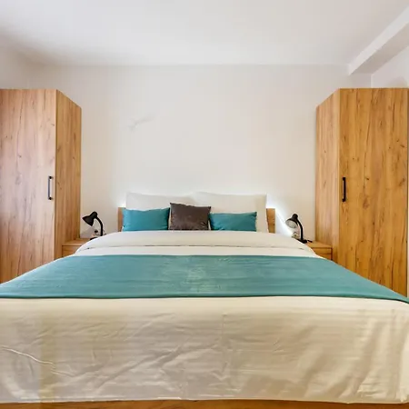 Emina Sa Privatnom Plazom I Parkingom