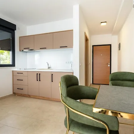 Πανσιόν Emina Sa Privatnom Plazom I Parkingom