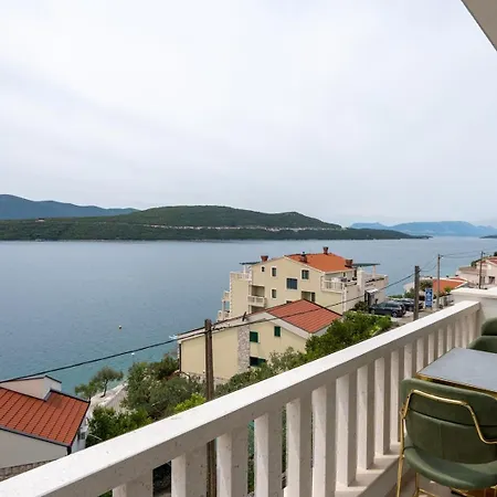 Emina Sa Privatnom Plazom I Parkingom Neum