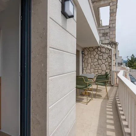 Emina Sa Privatnom Plazom I Parkingom Guest house
