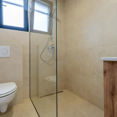 Emina Sa Privatnom Plazom I Parkingom