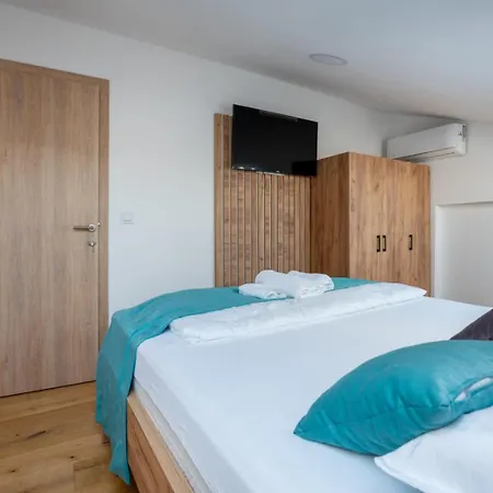 Emina Sa Privatnom Plazom I Parkingom Πανσιόν