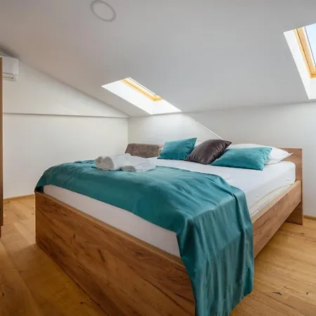 Emina Sa Privatnom Plazom I Parkingom