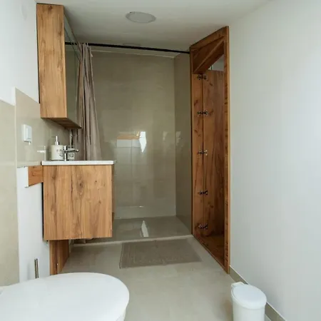 Emina Sa Privatnom Plazom I Parkingom Guest house