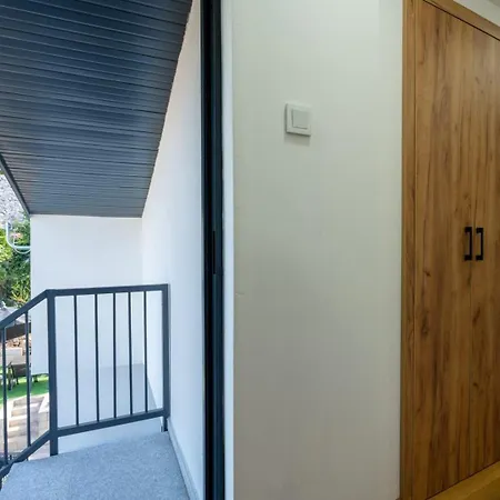 Emina Sa Privatnom Plazom I Parkingom Guest house