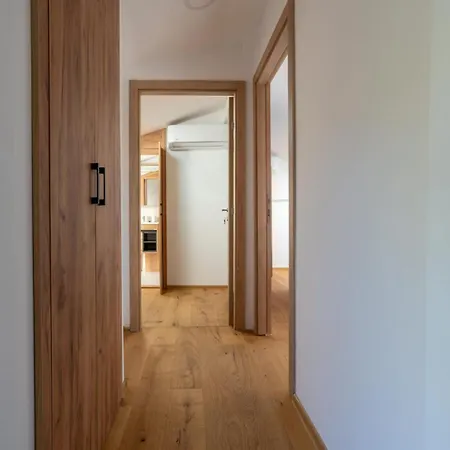 Πανσιόν Emina Sa Privatnom Plazom I Parkingom