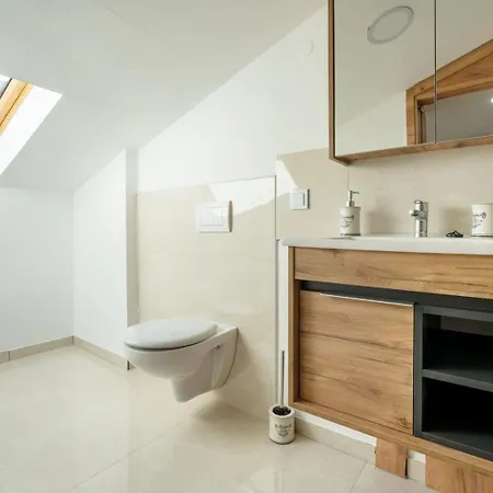 Emina Sa Privatnom Plazom I Parkingom Guest house *