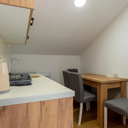 Emina Sa Privatnom Plazom I Parkingom Guest house