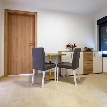 Emina Sa Privatnom Plazom I Parkingom Πανσιόν Neum