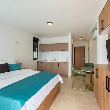 Emina Sa Privatnom Plazom I Parkingom Πανσιόν