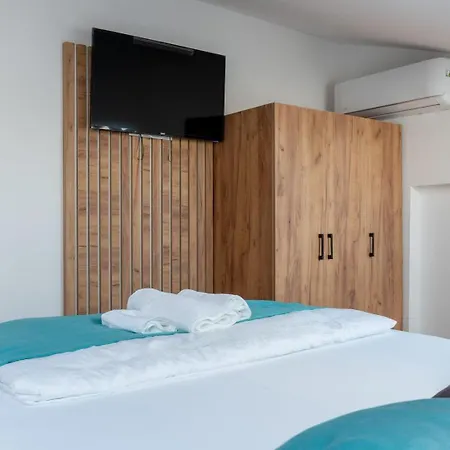 Emina Sa Privatnom Plazom I Parkingom Neum