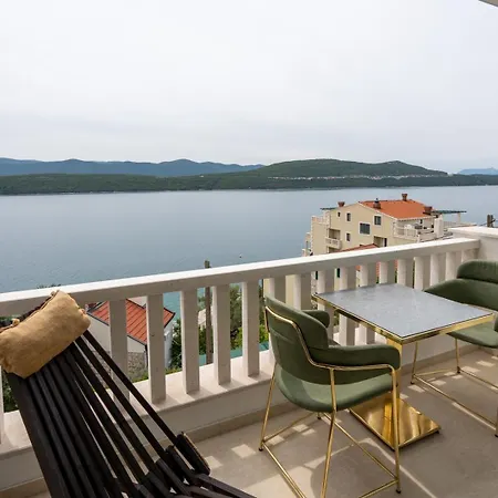 Emina Sa Privatnom Plazom I Parkingom