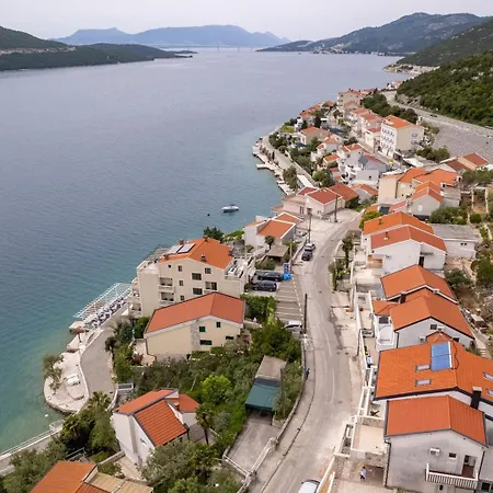 Πανσιόν Emina Sa Privatnom Plazom I Parkingom 3*