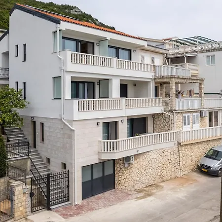 Emina Sa Privatnom Plazom I Parkingom Neum