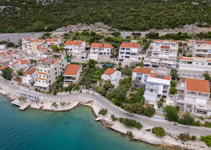 Emina Sa Privatnim Parkingom