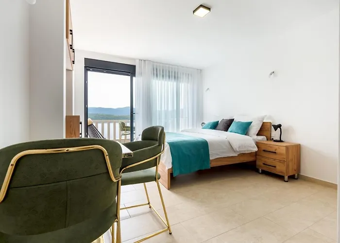 Emina Sa Privatnim Parkingom