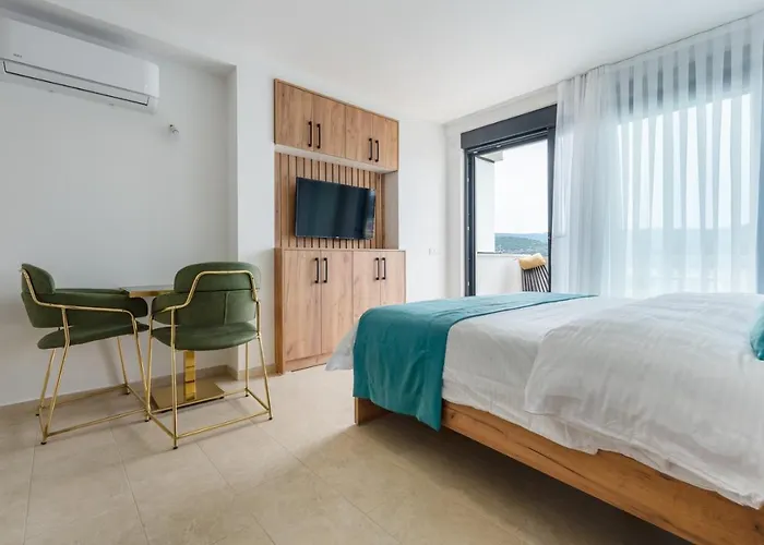 Emina Sa Privatnim Parkingom Pensión