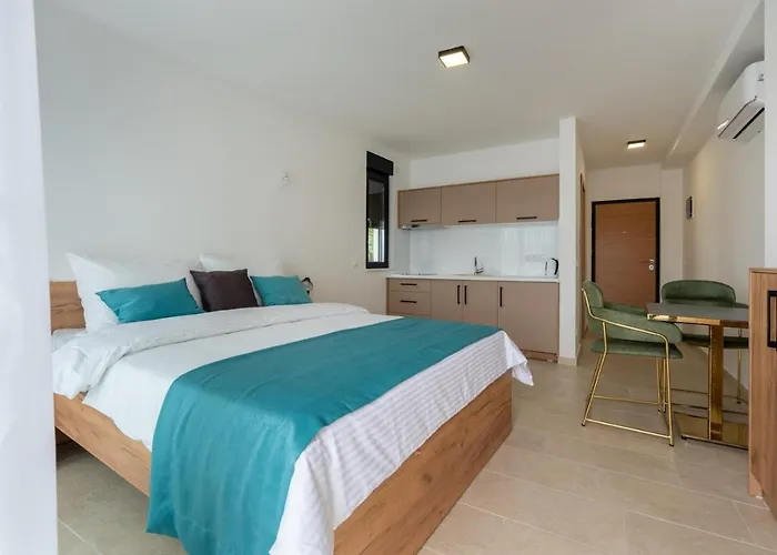 Emina Sa Privatnim Parkingom