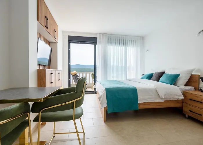 Emina Sa Privatnim Parkingom