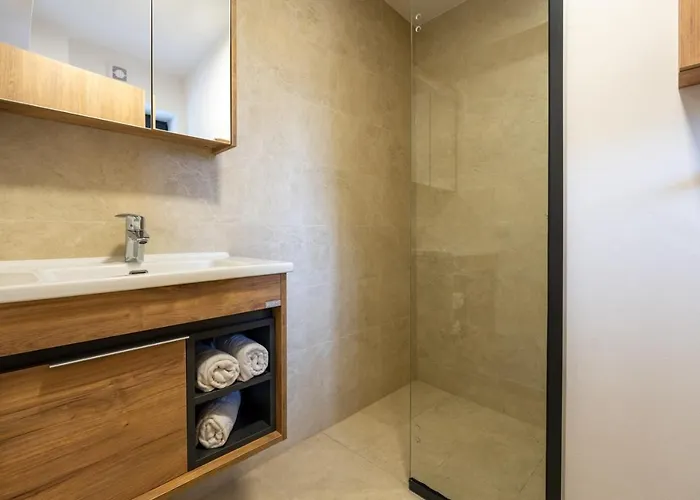 Emina Sa Privatnim Parkingom Pensión 3*