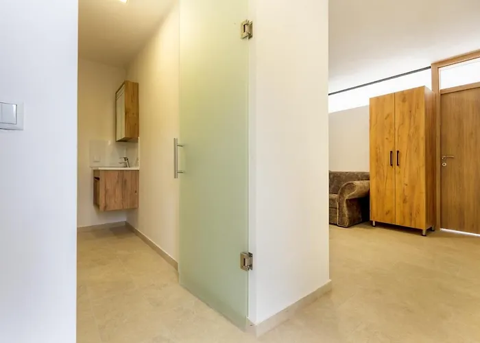 Emina Sa Privatnim Parkingom Pensión