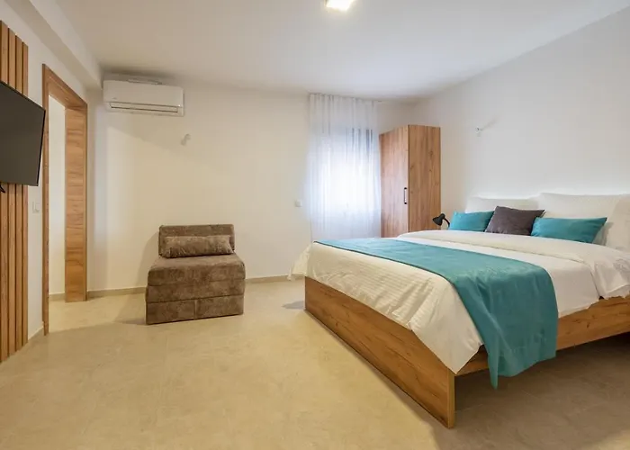 Emina Sa Privatnim Parkingom Pensión Neum