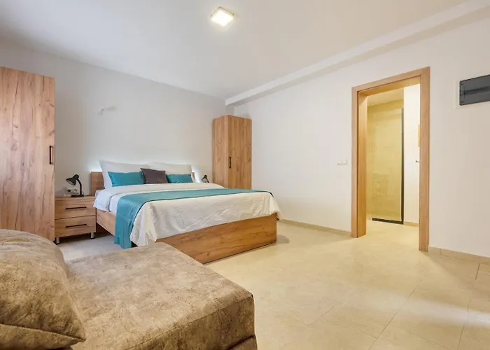 Emina Sa Privatnim Parkingom Neum