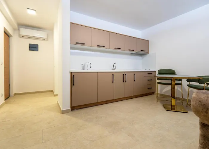 Emina Sa Privatnim Parkingom Pensión