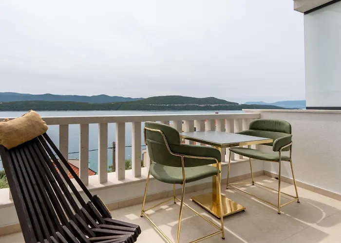 Emina Sa Privatnim Parkingom