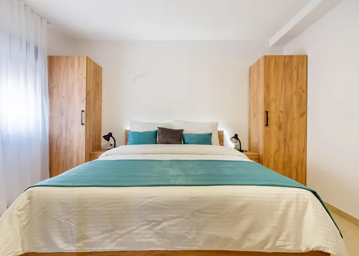 Emina Sa Privatnim Parkingom 3*