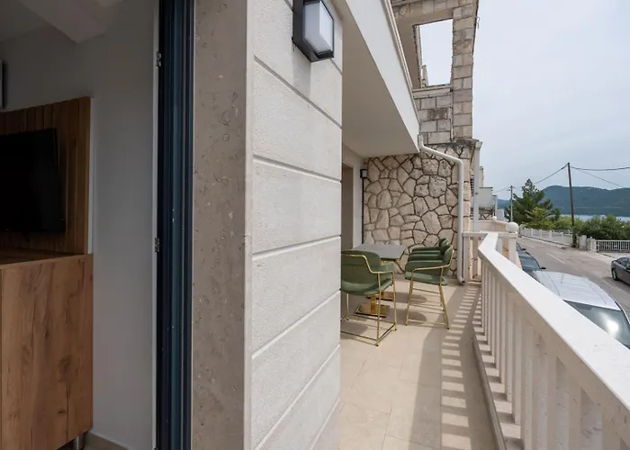 Emina Sa Privatnim Parkingom Pensión