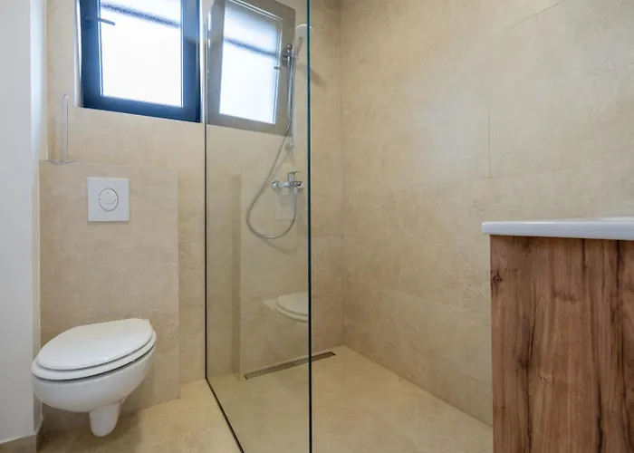 Emina Sa Privatnim Parkingom