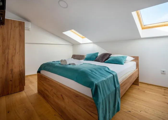 Emina Sa Privatnim Parkingom