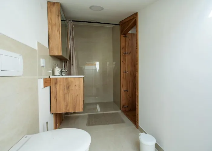 Emina Sa Privatnim Parkingom Pensión