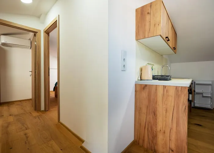 Emina Sa Privatnim Parkingom Pensión 3*