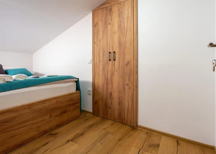 Emina Sa Privatnim Parkingom 3*