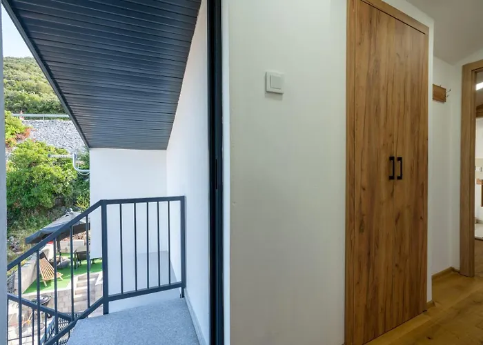 Emina Sa Privatnim Parkingom Pensión