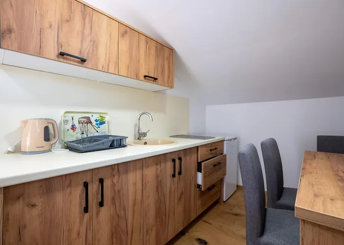 Emina Sa Privatnim Parkingom