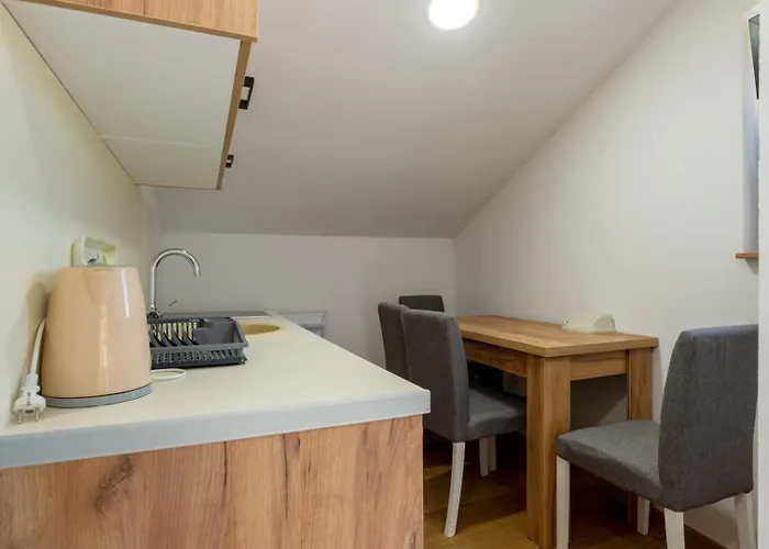 Emina Sa Privatnim Parkingom Pensión